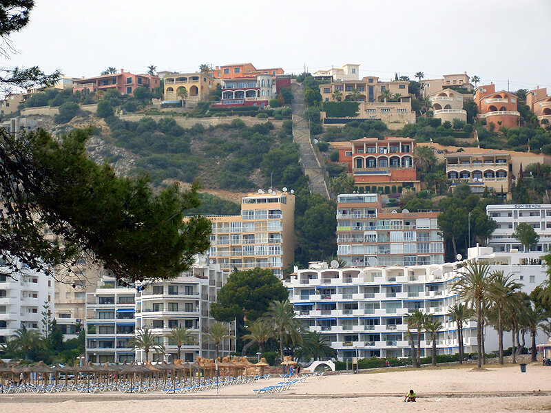 Отели и виллы на крутом берегу у пляжа