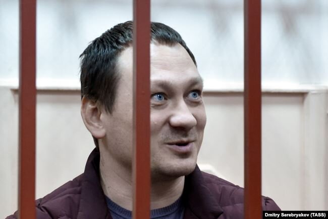 Игорь Ляховец. Звание на момент задержания – майор. Замглавы отдела по контролю за оборотом наркотиков УВД по ЗАО Москвы. 38 лет. По версии СК, Ляховец организовал преступление: велел подчиненным подбросить Голунову наркотики, чтобы улучшить статистические показатели отдела.