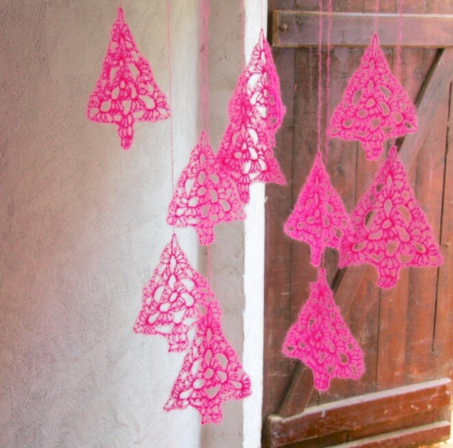 Прекрасное новогоднее украшение из остатков ярко-розового мохера, не правда ли? Схемы для вязания можно найти ниже. 