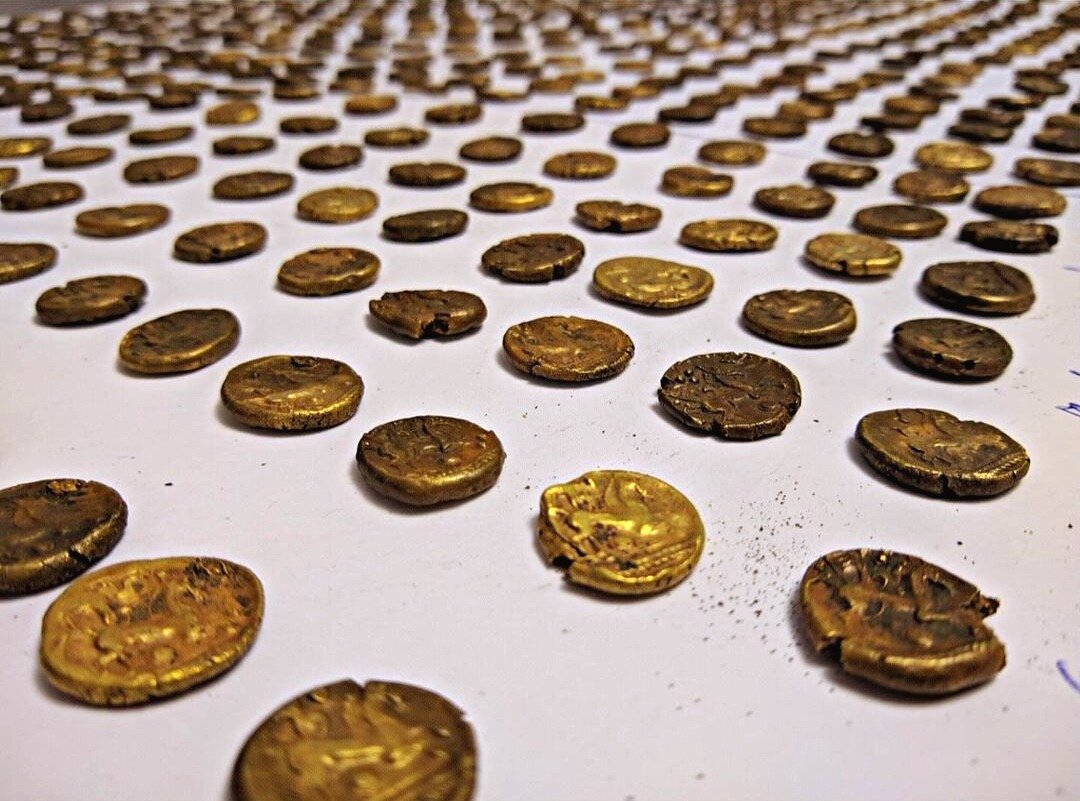 Пятистами монетами. Клад золотых монет. Монета Золотая. Золотые находки. Кладоискатели золото.