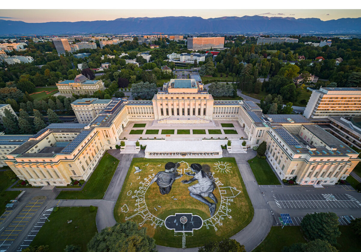 Проект Human Story перед Дворцом Наций в Женеве. Источник https://en.saype-artiste.com/