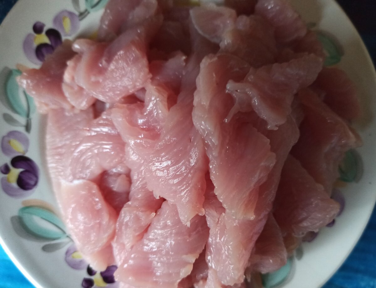 Порезанный стейк грудки