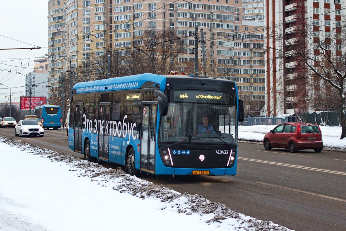 Электробус модели КАМАЗ-6282 № 410433 филиала "Центральный" на маршруте М4 метро "Озёрная" - метро "Октябрьская" на улице Покрышкина.