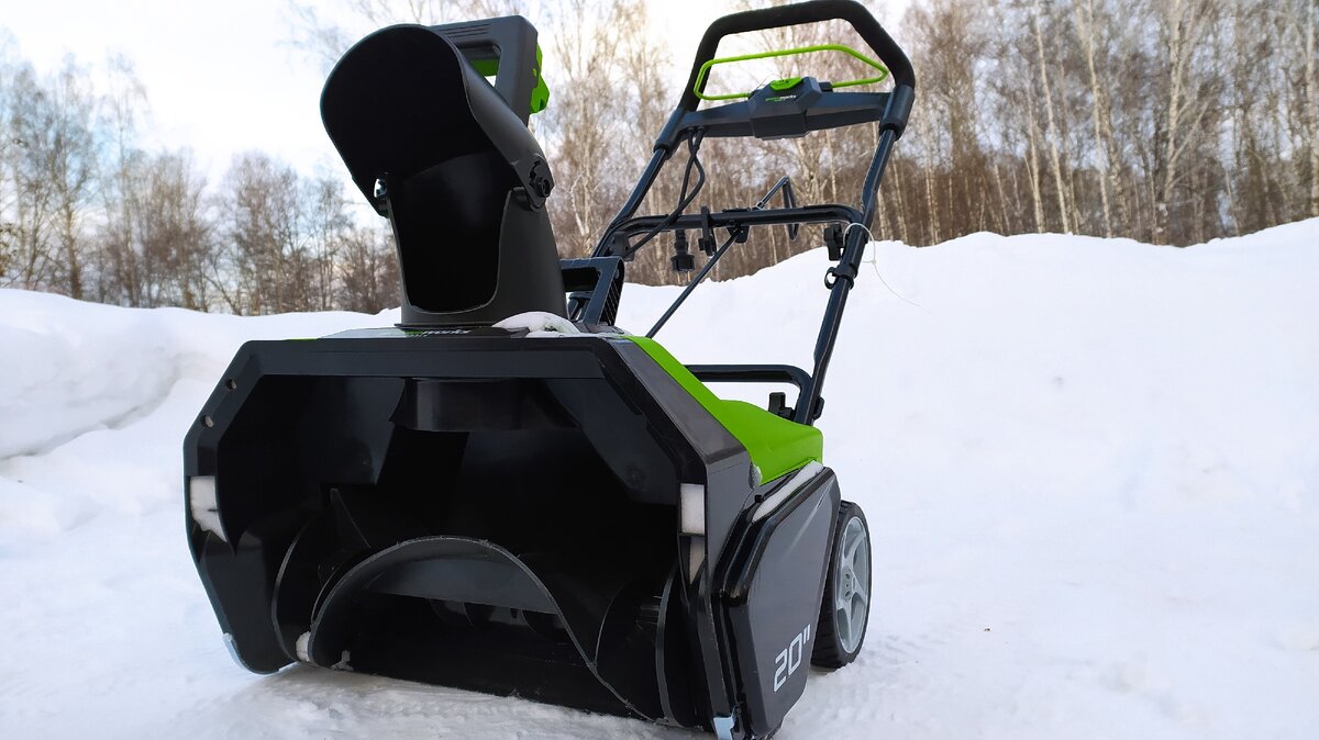 Снегоуборщик GREENWORKS. Цена по состоянию на начало 2021г - примерно 10 т.р.