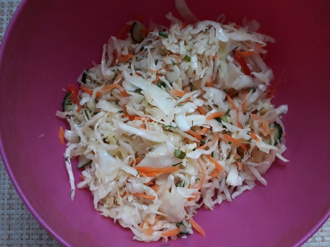 Миска глубокая, здесь пол кило салата. Свежий, витаминный.