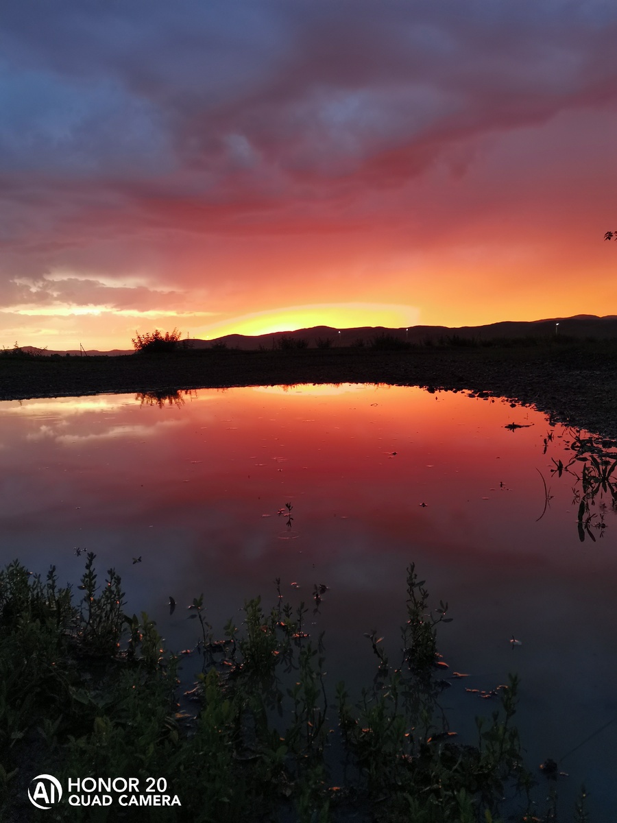 Настоящее счастье — это быть на закате рядом с природой.🌅