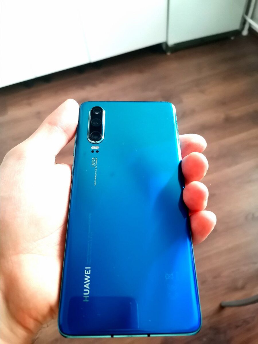 Huawei P30. Тыльная сторона. 