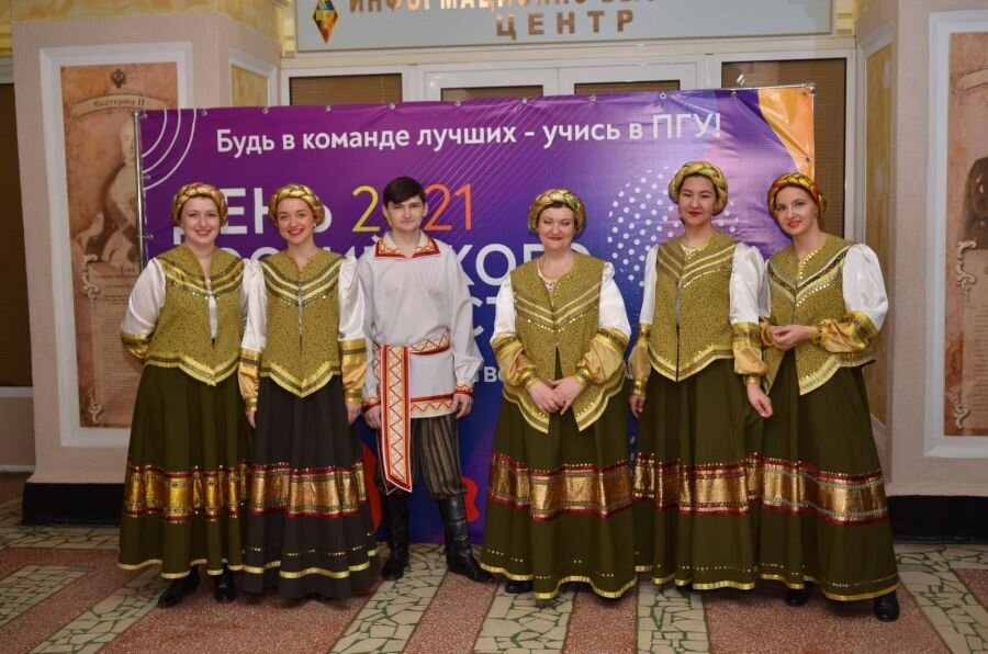 В условиях сохраняющейся опасности распространения коронавирусной инфекции в 2021 году празднование главного Дня для российского студента вынуждено было видоизмененно.Мероприятие прошло в смешанном формате. 15 обучающихся, отличившихся в разных областях деятельности, были приглашены в Круглый зал главного корпуса ПГУ лично, остальные студенты вуза могли наблюдать за встречей в онлайн-формате.«Учредить в Москве университет, по примеру европейских университетов, где всякого звания люди свободно наукою пользуются. День этот учащимся университета повелеваю считать праздником, славить Святую Татьяну и отмечать весело и с народными гуляниями», — по традиции открыли словами императрицы Елизаветы Петровны Романовой праздник, проведенный в этот раз по видеоконференцсвязи.Гостями праздника стали первые лица региона: губернатор Пензенской области Иван Белозерцев, председатель Законодательного собрания Пензенской области Валерий Лидин, заместитель председателя Правительства Пензенской области Олег Ягов, глава города Пензы Владимир Мутовкин.Открывая мероприятие, Иван Белозерцев поздравил студентов ПГУ, подчеркнул важность студенческой поры в жизни каждого человека и в шутку пожелал «не торопиться взрослеть».
«Студенческие годы — это время, когда есть все возможности получать знания, развиваться, время дружить, любить, создавать семью, время надежд и больших перспектив. Уверен, что ответственная гражданская позиция, целеустремленность и энергия позволят вам в полной мере реализовать богатый потенциал, стать квалифицированными специалистами, полноправными членами общества, которым небезразличны судьбы родного края, всей России», — подчеркнул губернатор.Глава региона отметил, что ПГУ является ведущим вузом Пензенской области. Здесь обучается более 20 тысяч человек, в числе которых 2055 иностранных граждан из 45 государств. В этом году первокурсниками впервые стали юноши и девушки из Кипра, Танзании, Канады, Бразилии, Зимбабве, Габона, Ирана и Колумбии. К различным видам научно-исследовательской деятельности ежегодно привлекается не менее 45% от общего числа обучающихся. Пятеро студентов удостоены грантов Президента Российской Федерации.

Особое внимание в ПГУ уделяется развитию волонтерского движения. Направлениями деятельности являются патриотическое, социальное, профилактическое, экологическое и спортивное. Глава областной исполнительной власти поблагодарил студентов, принявших участие в оказании помощи в лечении больных с коронавирусной инфекцией. Всего в лечебных учреждениях области работают около 600 студентов, аспирантов и преподавателей ПГУ, из них 200 человек — в «красной зоне».Иван Белозерцев вручил благодарственные письма студентам, отличившимся в учебной и научной деятельности: магистранту 1-го курса историко-филологического факультета Наталье Кобловой, студентке 6-го курса лечебного факультета Анне Солдаткиной и студенту 4-го курса Института экономики и управления Вадиму Тарабурину.Председатель Законодательного собрания Пензенской области Валерий Лидин также выступил с обращением к студенчеству.
«Проявляйте настойчивость в достижении своих целей, будьте уверенными в собственных силах, учитесь быть самостоятельными и ответственными. Смело ищите свое призвание, проявляйте творческую и социальную активность на благо Пензенской области и государства в целом. От всей души желаю успехов в учёбе, реализации идей и планов, личного счастья, благополучия и крепкого здоровья!» — пожелал глава областной закондательной власти.Благодарственными письмами председателя Законодательного собрания Пензенской области были награждены: студентка 3-го курса Юридического института Анастасия Бушуева, студент 1-го курса факультета вычислительной техники Антон Лобышев, студент 3-го курса факультета информационных технологий и электроники Георгий Персицкий.Благодарственными письмами главы города Пензы были награждены: студентка 4-го курса Института физической культуры и спорта Татьяна Бучакчинская, студент 4-го курса Многопрофильного колледжа Тимур Кутуев.Благодарственными письмами главы администрации города Пензы были награждены: студент 4-го курса факультета физико-математических и естественных наук Дмитрий Крысин, аспирант 1-го курса ординатуры Медицинского института Адель Али Омар Макбол.Ректор ПГУ Александр Гуляков подчеркнул важность воспитания студенческой молодежи.
«Для помощи старшему поколению в период пандемии в Пензенском государственном университете был создан Центр поддержки старшего поколения — студенты стали волонтерами и помогали тем, кто в этом нуждается. Мы гордимся нашими студентами, которые не остались в стороне, пришли на помощь врачам в сложный период», — особенно выделил ректор университета.Благодарственными письмами ректора Пензенского государственного университета были награждены: магистрантка 1-го курса факультета вычислительной техники Татьяна Иванова, студентка 5-го курса лечебного факультета Татьяна Пономарева, студентка 4-го курса Института экономики и управления Татьяна Яковлева, магистрантка 1-го курса факультета вычислительной техники Татьяна Стяжкова.По окончании мероприятия Иван Белозерцев осмотрел учебные аудитории, оценил обновленный зал заседаний и принял решение выделить на развитие материально-технической базы ПГУ 1 млн рублей.