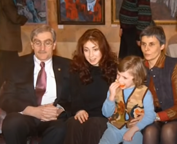Анна Большова с отцом и мачехой. Кадр из телепередачи «Судьба человека»