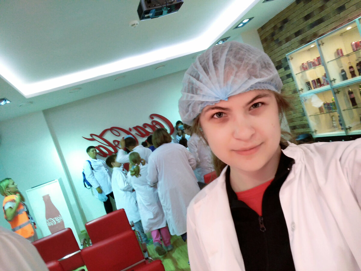 Фото сделано в музее после производства, поэтому все в халатах.