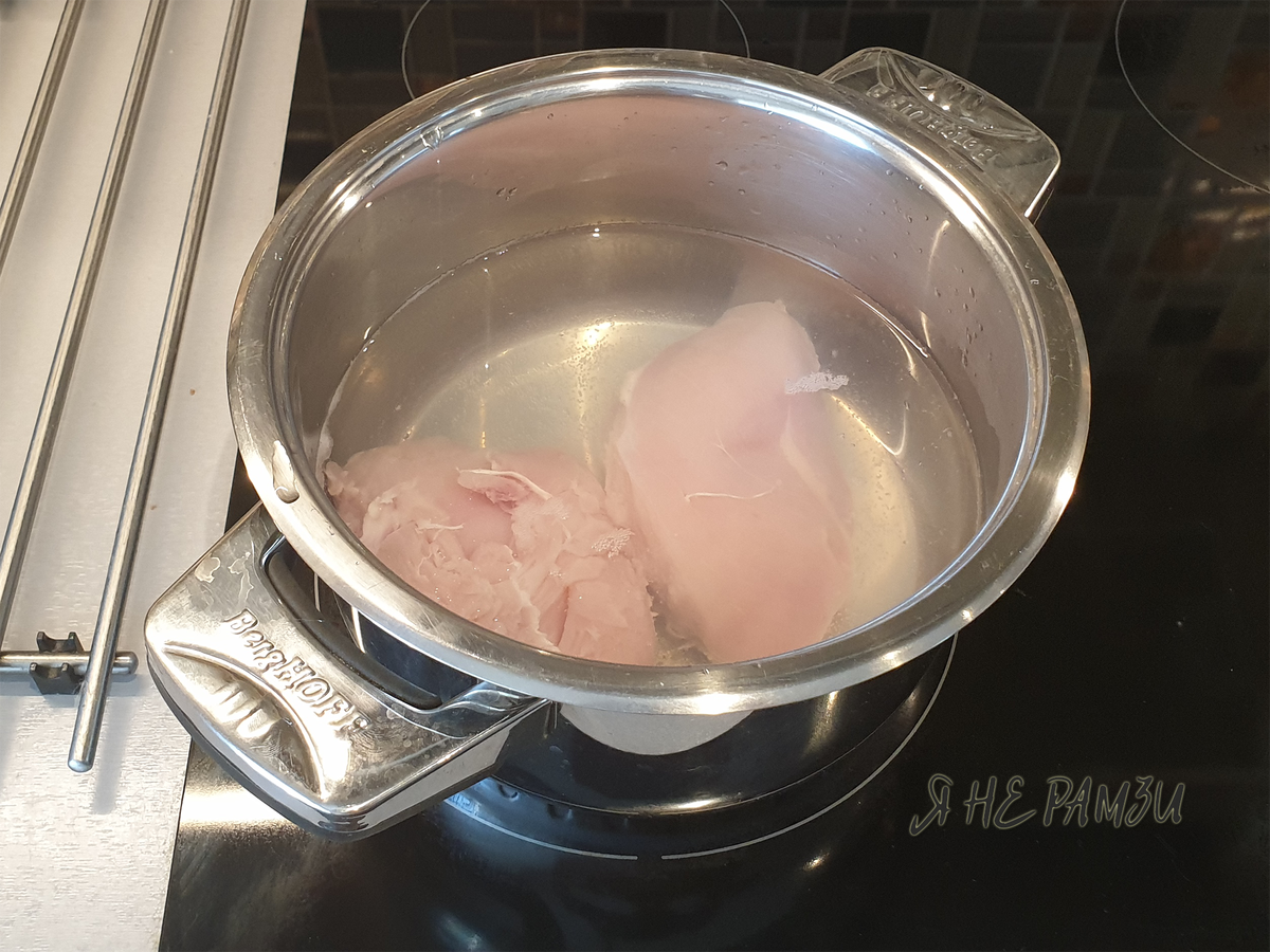 закладываем тушку в холодную воду для бульона, в горячую - для лучшего вкуса мяса