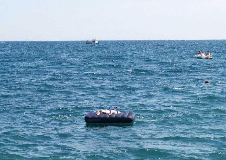 Фото девушки которую унесло в море. Уплыл на матрасе в море. Матрас на море. Азовское море открытое море. Дети уплыли на матрасе в Крыму.