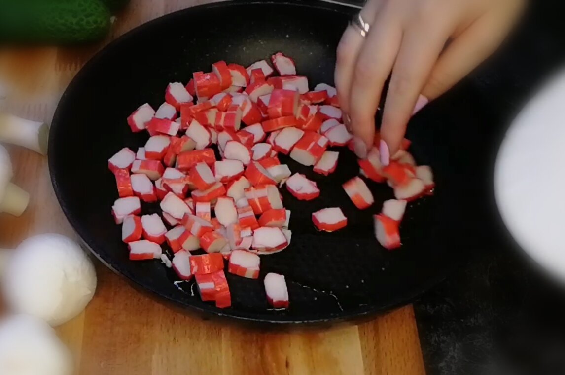 Салат с жареными крабовыми палочками: рецепт с фото