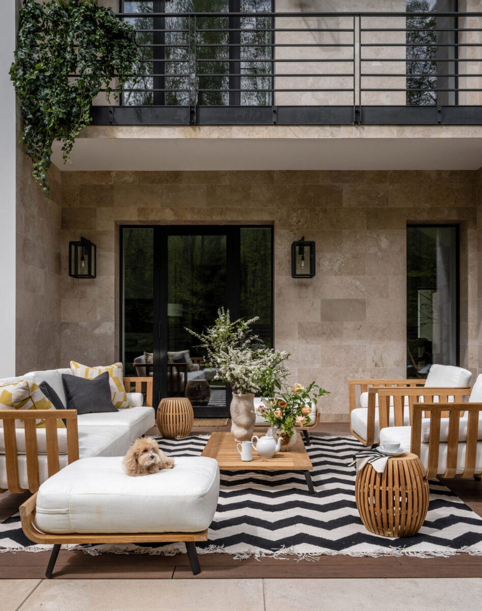 Дом архитекторов АК Interiors Александра Козлова и Анастасии Благодарной. Фото: Михаил Лоскутов. Стилист: Наталья Онуфрейчук. Флорист: Лиза Амбрасовская.