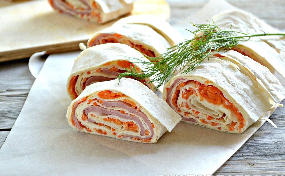 Рулет из лаваша с ветчиной, корейской  морковью и сыром 
