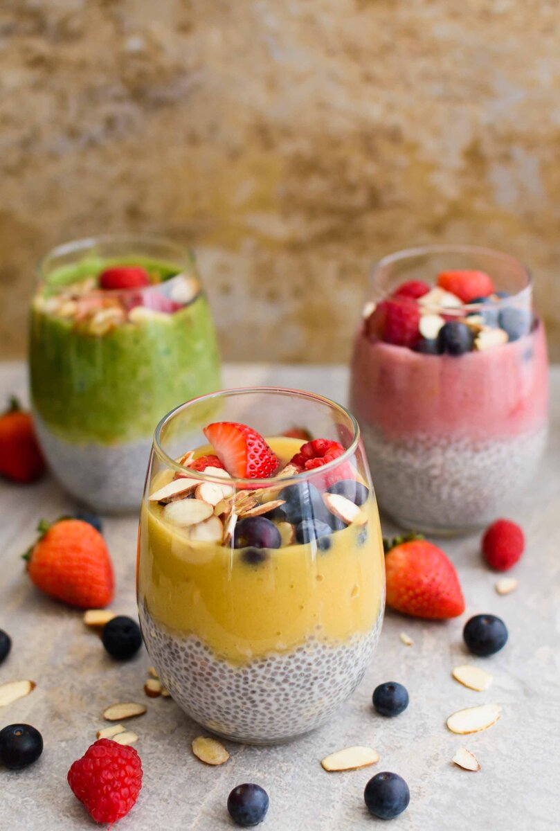 Чиа белая он же  Шалфей испанский — пришел он к нам из Латинской Америки  и США. Семена чиа содержат 20 % белков, 34 % жиров, 25 % пищевых волокон, а также значительное количество антиоксидантов. Особенно богаты линоленовой и другими Омега-3-ненасыщенными жирными кислотами. Семена чиа содержат также витамины: А, С, Е, В1, В2, РР, а также в большом количестве калий, кальций, магний, фосфор, селен и цинк. Это отличный источник протеина, жирных кислот и витаминов. Они незаменимы для тех, кто худеет при помощи диеты и спорта.  У этого растения очень много полезных свойств, а еще из него можно приготовить потрясающий десерт. 
