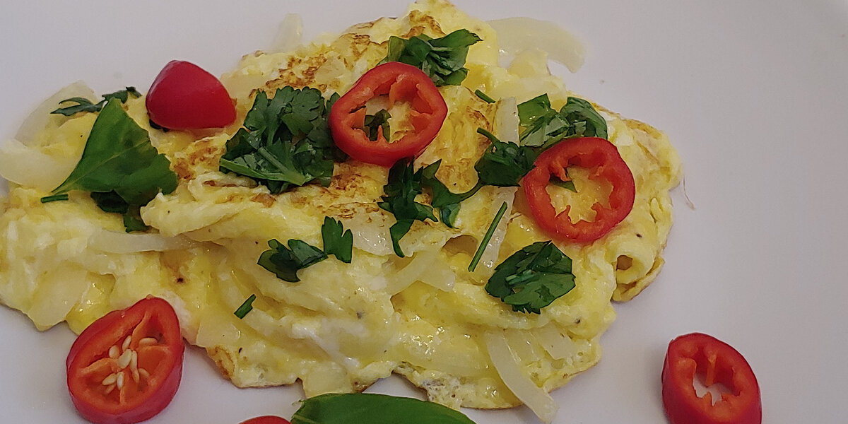 Омлет спасает всегда - 2 яйца, 2 стол.лож воды - делаем на масле сливочном. Есть с ломтиком хлеба, сыром и овощами.