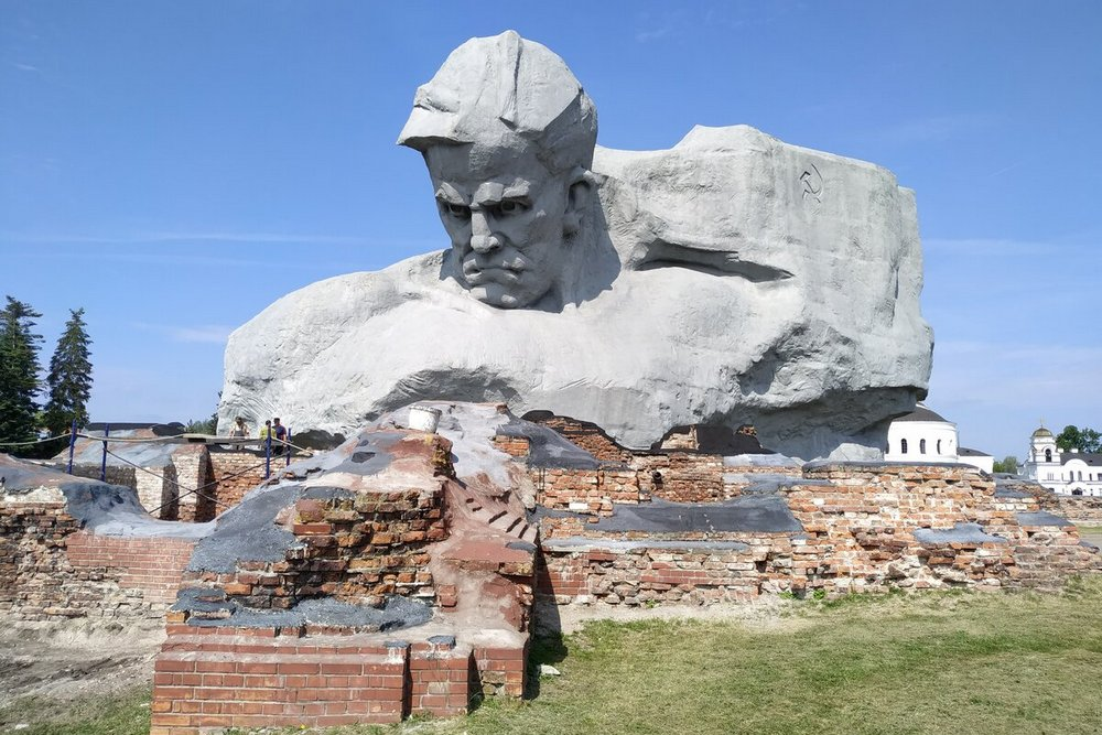 Подвиг защитников брестской. Брестская крепость памятник. Памятник защитникам Брестской крепости. Подвиг защитников Брестской крепости. Брестская крепость защитники Брестской крепости.