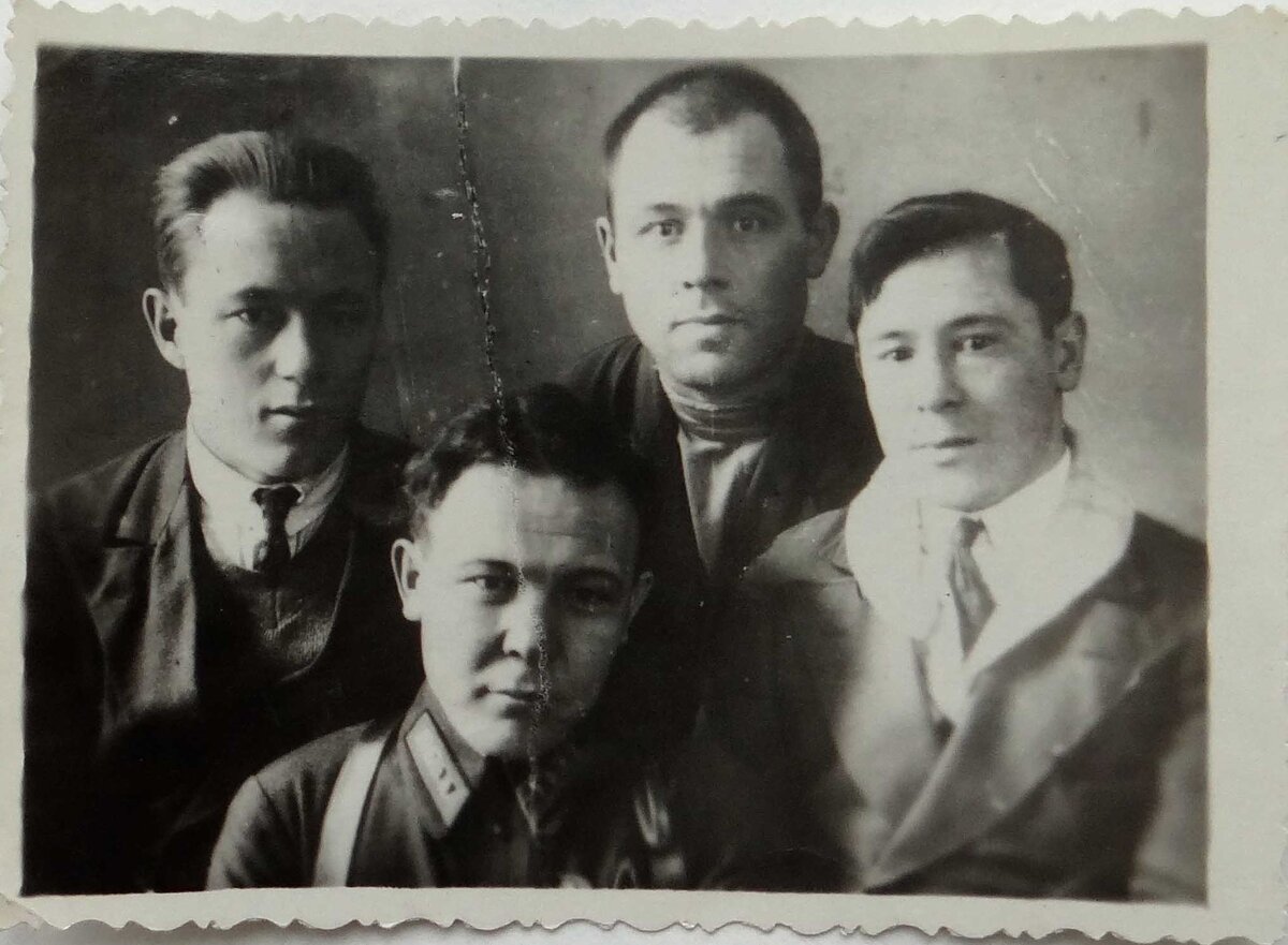 В центре – Г. Юсупов, рядом с ним - М.Джалиль. Москва,1934г. Источник: ГОСКАТАЛОГ.РФ