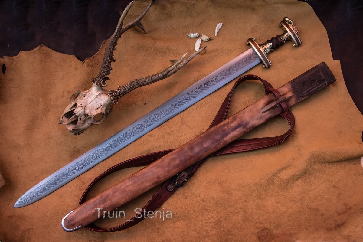 А это роскошный меч из захоронения в Вальсгарде (14 курган). Реконструкция кузнеца и ювелира Дмитрия Храмцова. Такой клинок мог стоить целое состояние. 