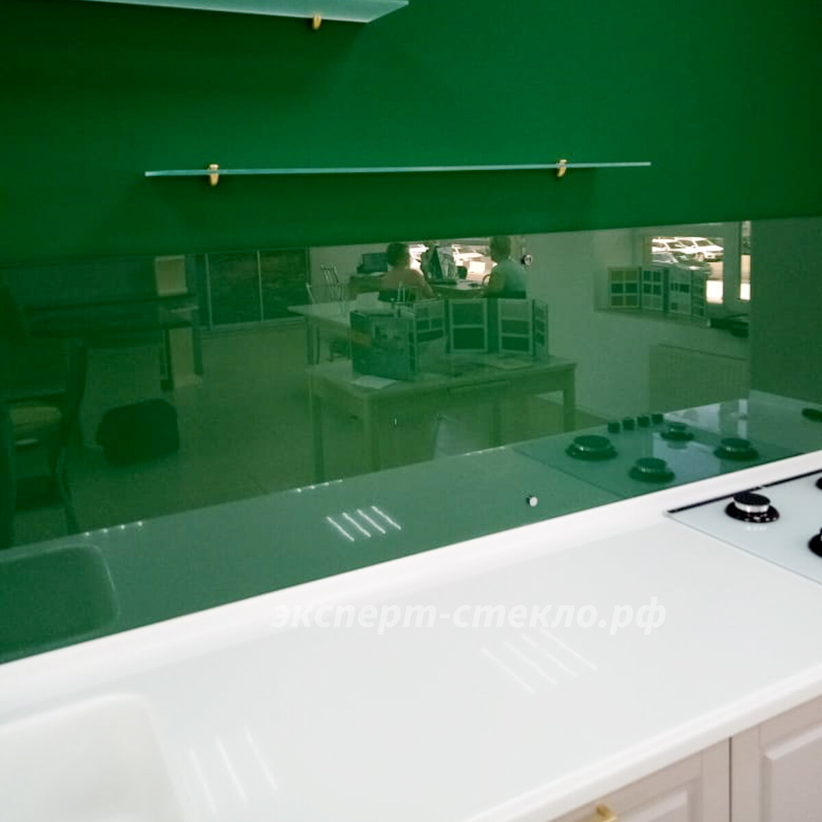 Прозрачные фартуки из стекла (скинали). Фото из материалов @expertsteklo