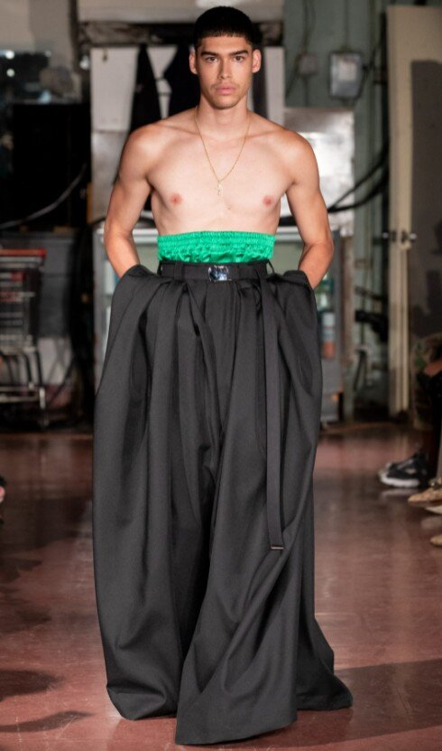 Хорошая жена для мужа постарается и обязательно организует ему такой наряд от Willy Chavarria. На рубашке можно сэкономить! (Скриншот с сайта vogue.ru)