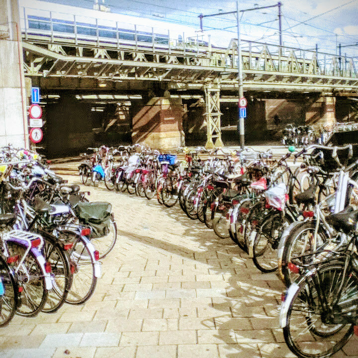 Велосипеду мало место даже на улице