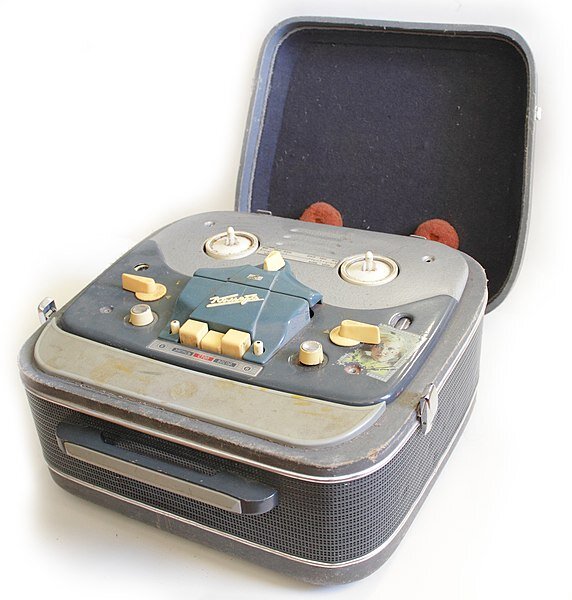 "Комета МГ-201. Моно". Его с 1961 г. выпускал Новосибирский завод "ТочМаш". Три скорости: 19,05, 9,53, 4,76 см/сек. Частотные характеристики при использовании ленты «Тип-2Э»  соответственно 50...10000, 100...6000 и 100...3500 Гц., для ленты «Тип-6: 40...12000, 80...7000 и 100...4000 Гц.  Стоимость магнитофона установить не удалось. 