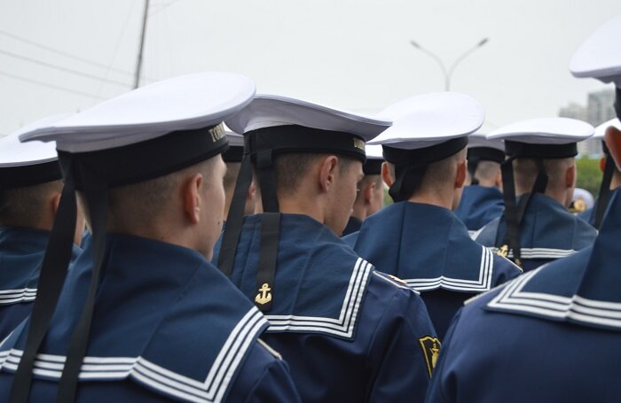 Ленты на матросских бескозырках l Фото vladnews.ru