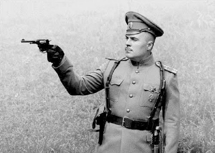 Русский офицер с револьвером Наган