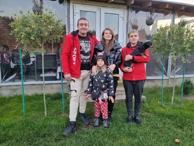 Вся семья в сборе,возле своего, долгожданного дома. Фото автора. 