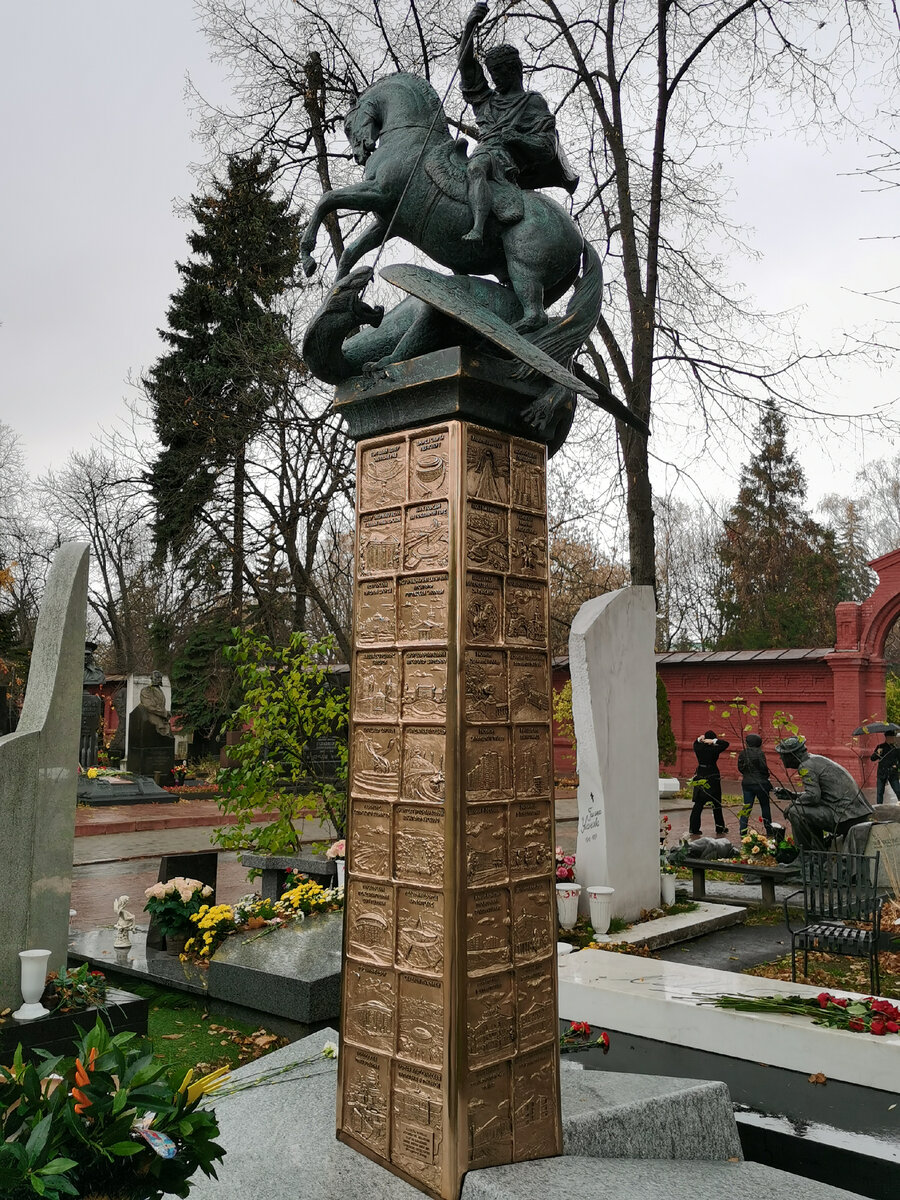 Памятник лужкову в москве на кладбище
