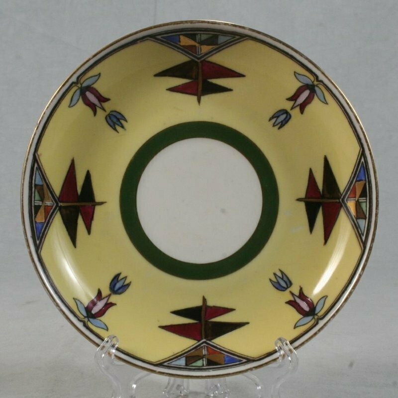 Михаил Адамович (?). Блюдце. 1920–1930-е. Дулёво. Диаметр 14,5 см. Всероссийский музей декоративно-прикладного и народного искусства / КСФР-589/2. Госкаталог: 3673810. Источник: goskatalog.ru