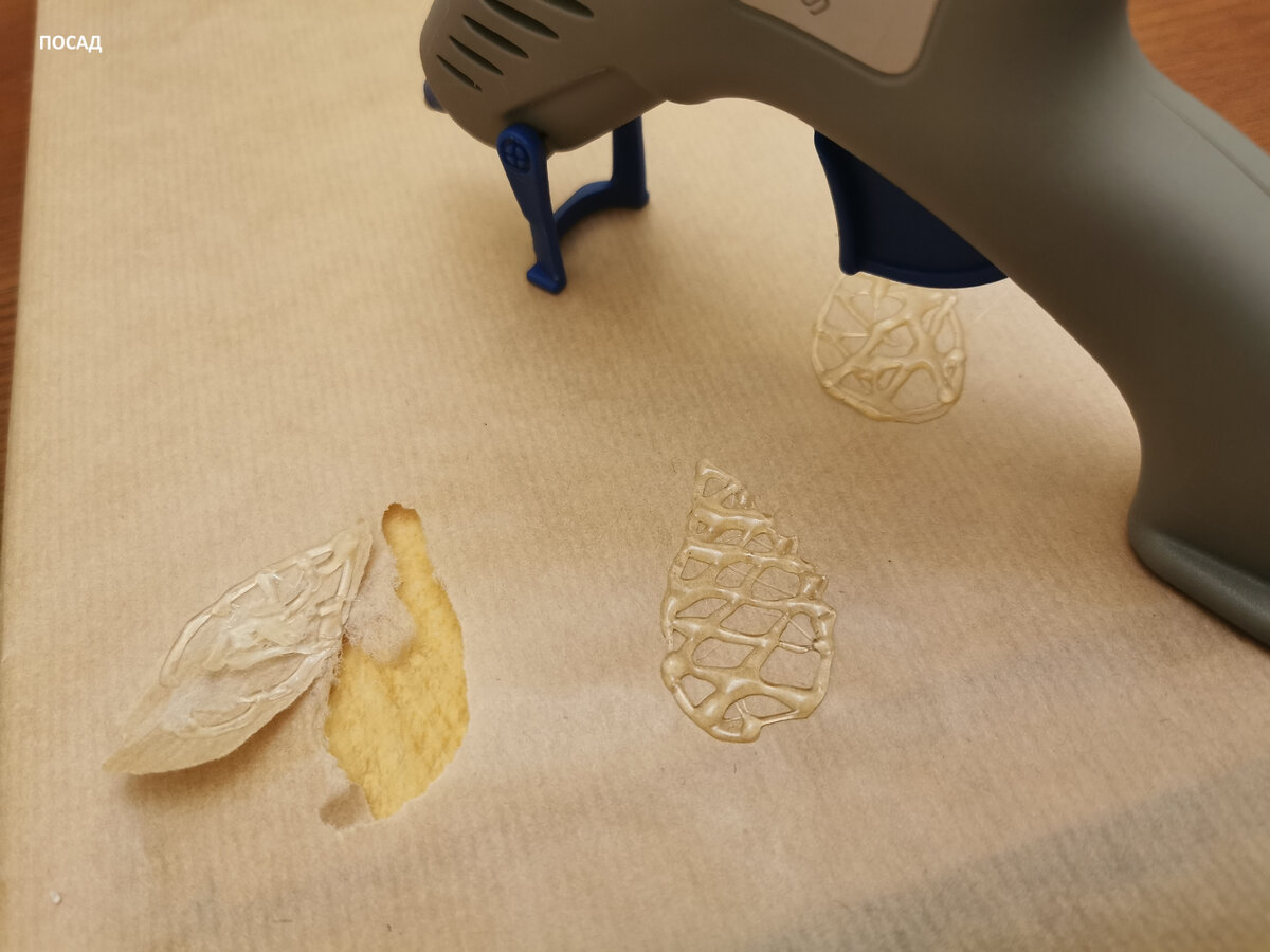 Силиконизированный пергамент не годится, термоклей к нему отлично пристаёт. Хотя неплохо "рисует".