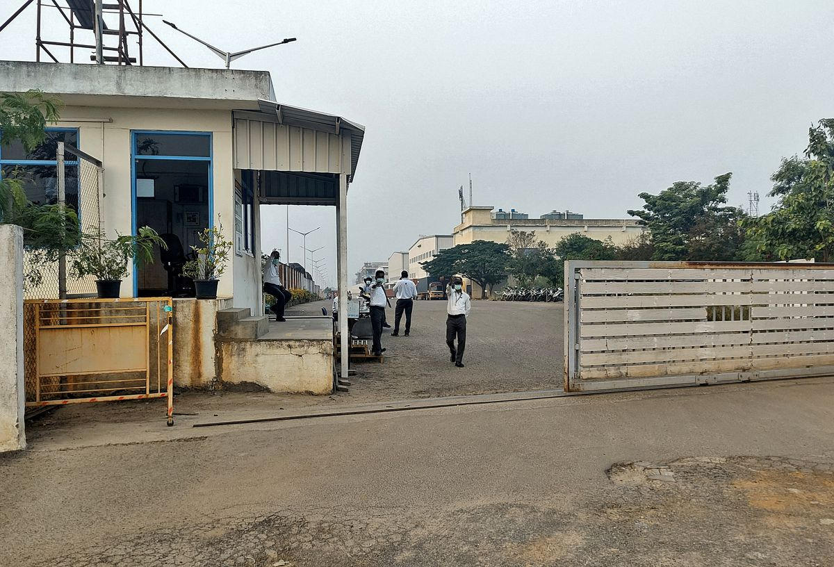 Частные охранники стоят у входа на закрытый завод компании Foxconn India. Фото: Reuters