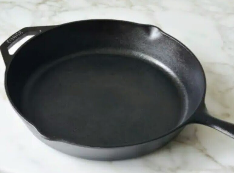 Как мы чистим чугунные сковородки от нагара, накипи и жира - как новые ...