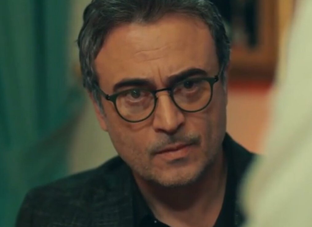 Кадр из сериала "Скрывая нашу маму", Дюндар