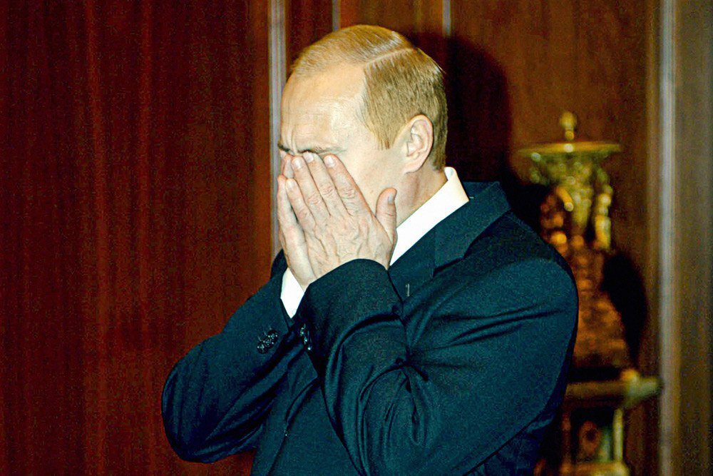 Президент РФ Владимир Путин после получения известия об освобождении заложников «Норд-Оста». Москва. РФ. 26 октября 2002 год. 
Источник: https://fotostrana.ru/public/post/231933/1200463164/