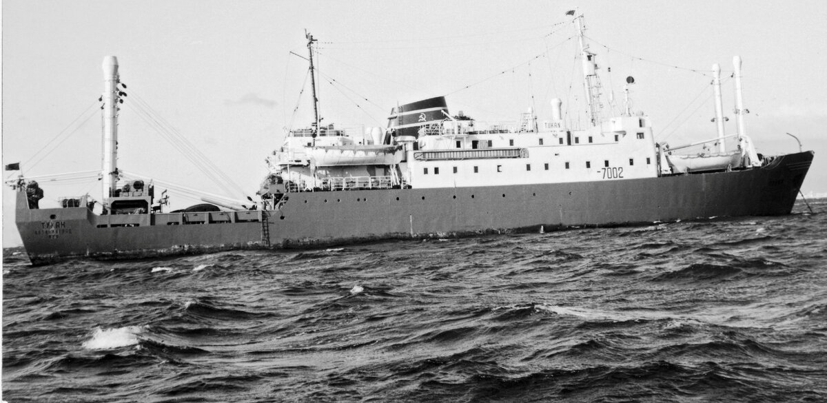 Рыболовный морозильный траулер «Тукан» был построен в 1962 году в Штральзунде (ГДР)