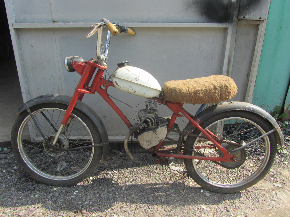 Фото из интернета, но очень похожа на реальное состояние (в объявлении была как из первого поста про мопеды). Извините, в этом посту фотографий, к сожалению больше не будет - во время просмотра забыл, что надо фотографировать иногда, а из Авито фотки размещать не решусь - А) чужие, Б) наши Дзеновские детективы отлично умеют находить объявление по фото и вычислять регион