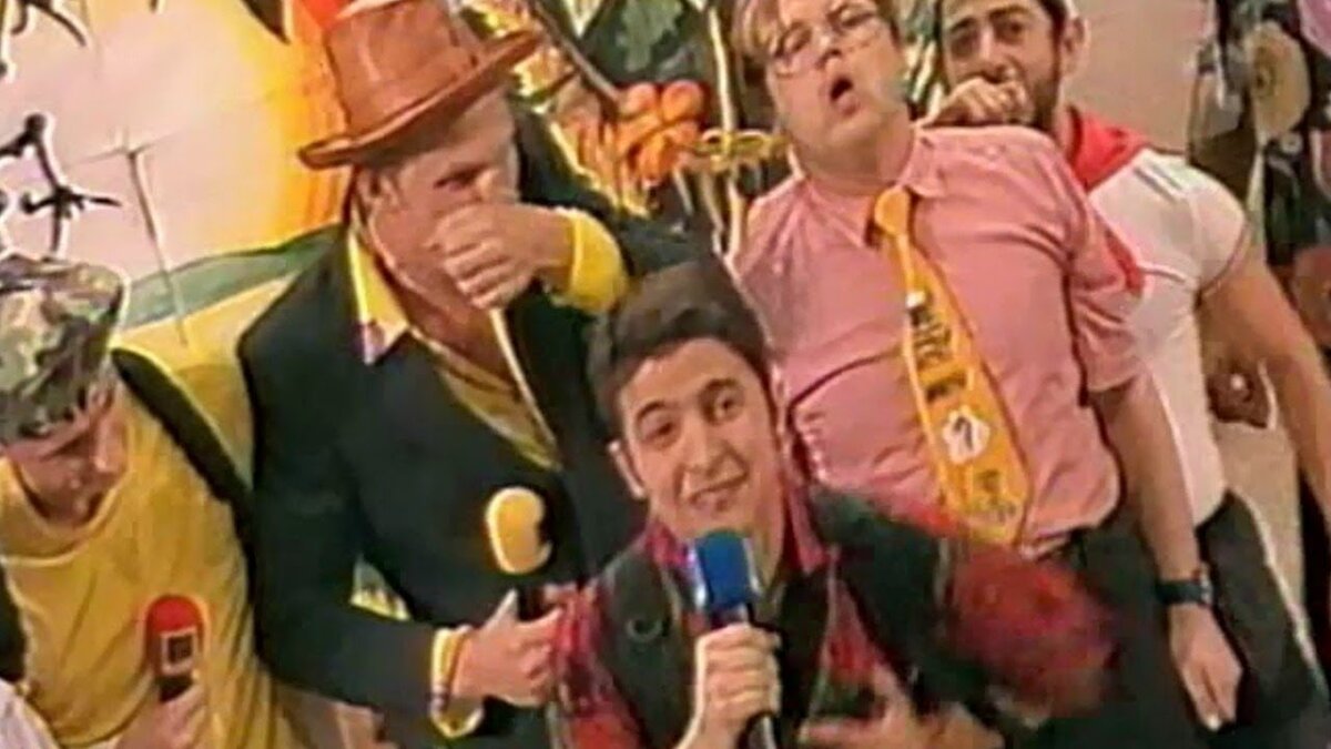 Юморист с друзьями шутит и юморит. Им весело. Источник: Яндекс.Картинки