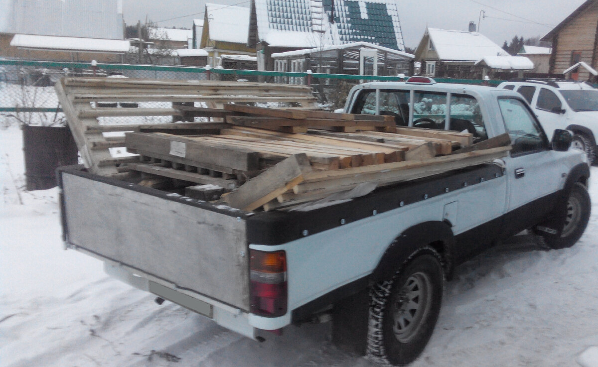 Здесь самая первая рабочая поездка - за битыми поддонами, на дрова. 