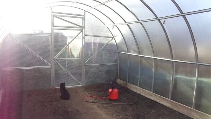 Для работ с каркасом понадобится опрыскиватель; с землёй - обычная лейка (фото Pinterest)