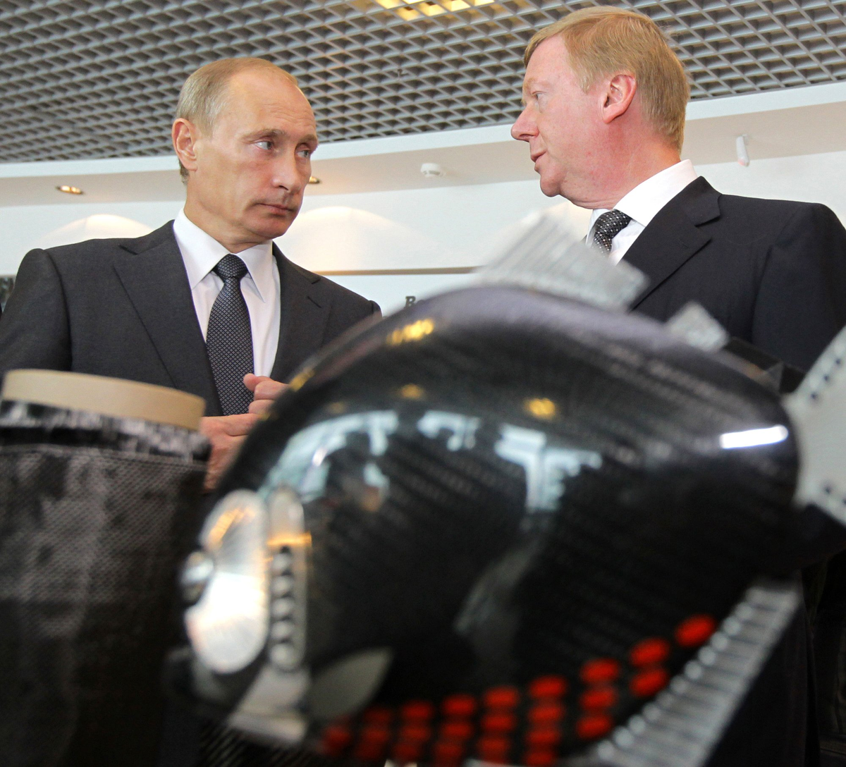 Здесь Анатолий Чубайс изображен с Владимиром Путиным в 2010 году. 