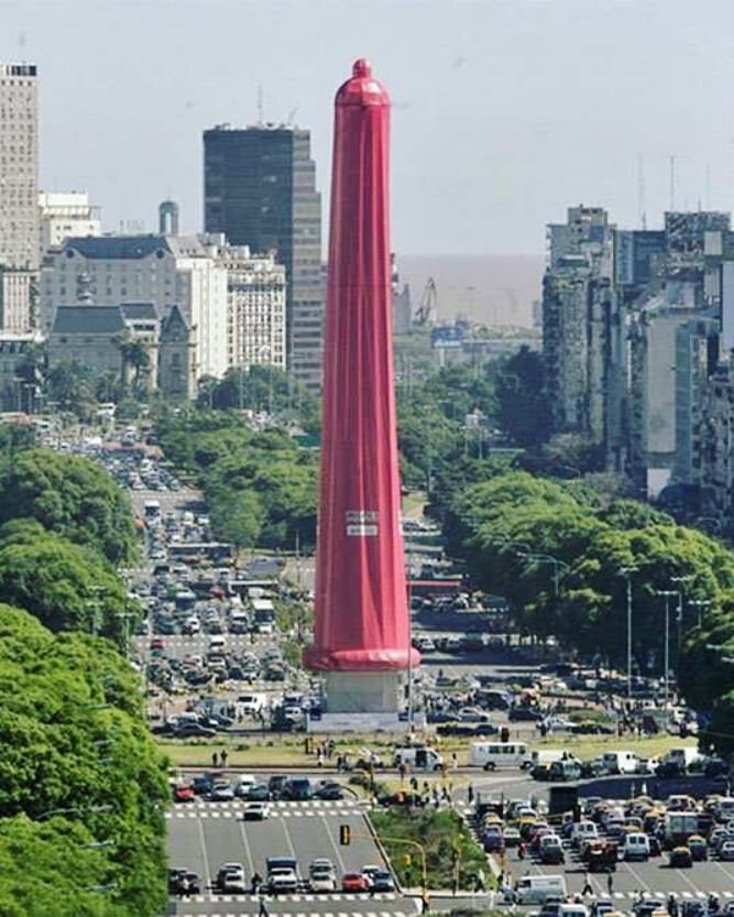 Аргентина день борьбы со СПИДом Буэнос Айрес презерватив на обелиске