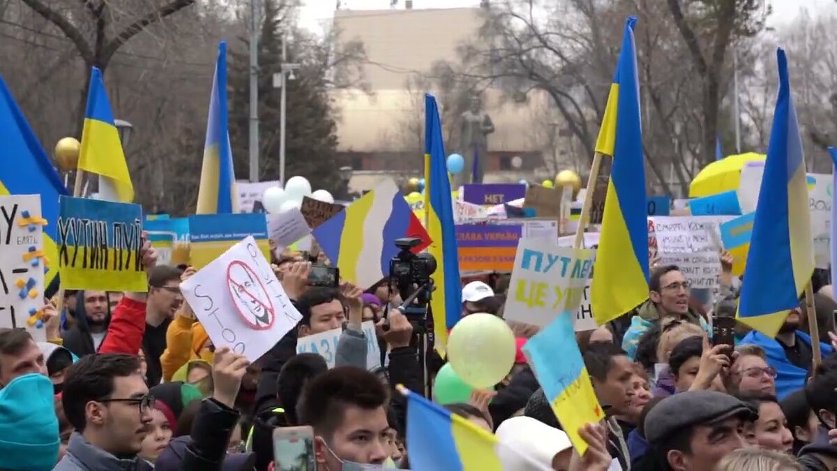 Народ против украина. Митинг против войны. Митинг на Пушкинской площади против войны на Украина. Антивоенные митинги. Нет войне с Украиной митинг.