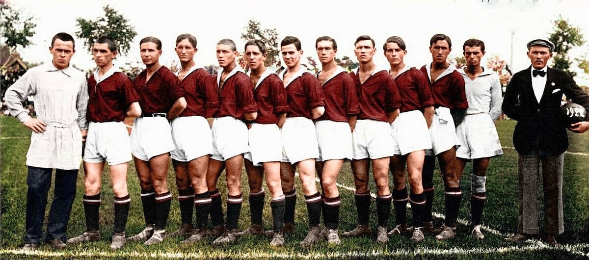 Футбольная команда РГО - МКС(Московский Клуб Спорта) в 1922 году. Источник изображения wikimedia.commons