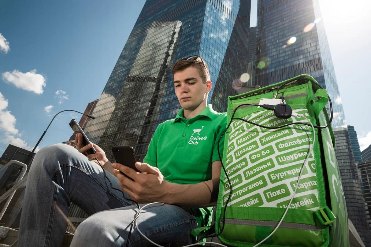 курьер с посылкой. курьер деливери. процесс работы курьерской службы. схема работы службы доставки. доставщик деливери.