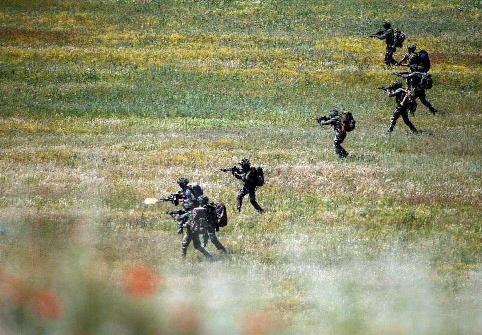     Британские офицеры руководят действиями украинских военных на передовой, утверждает источник  REUTERS