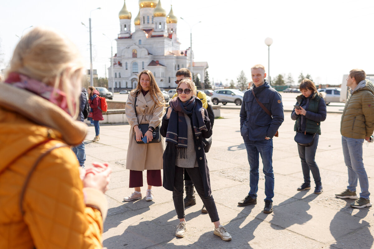 Участники проекта «Больше, чем путешествие» на пешей экскурсии по Архангельску